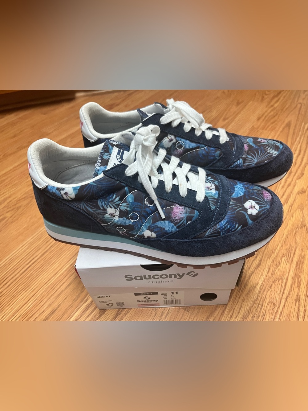 Saucony women’s 11 dark floral marine